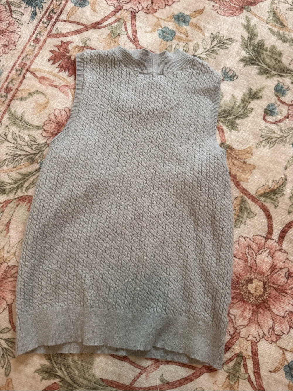 Olive & Oak Sleeveless V-Neck Knit Vest in Light Gray - Picture 4 of 4